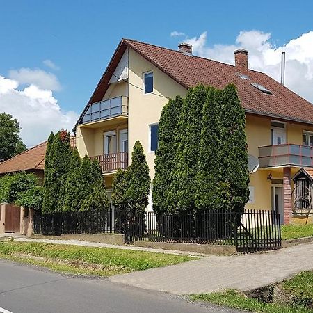 Апартаменты Grosses Ferienhaus Plattensee Balaton - Nyaralo Haz 6 Szobaval, 5 Fuerdoszobaval, 3000 Nm Szolad Экстерьер фото