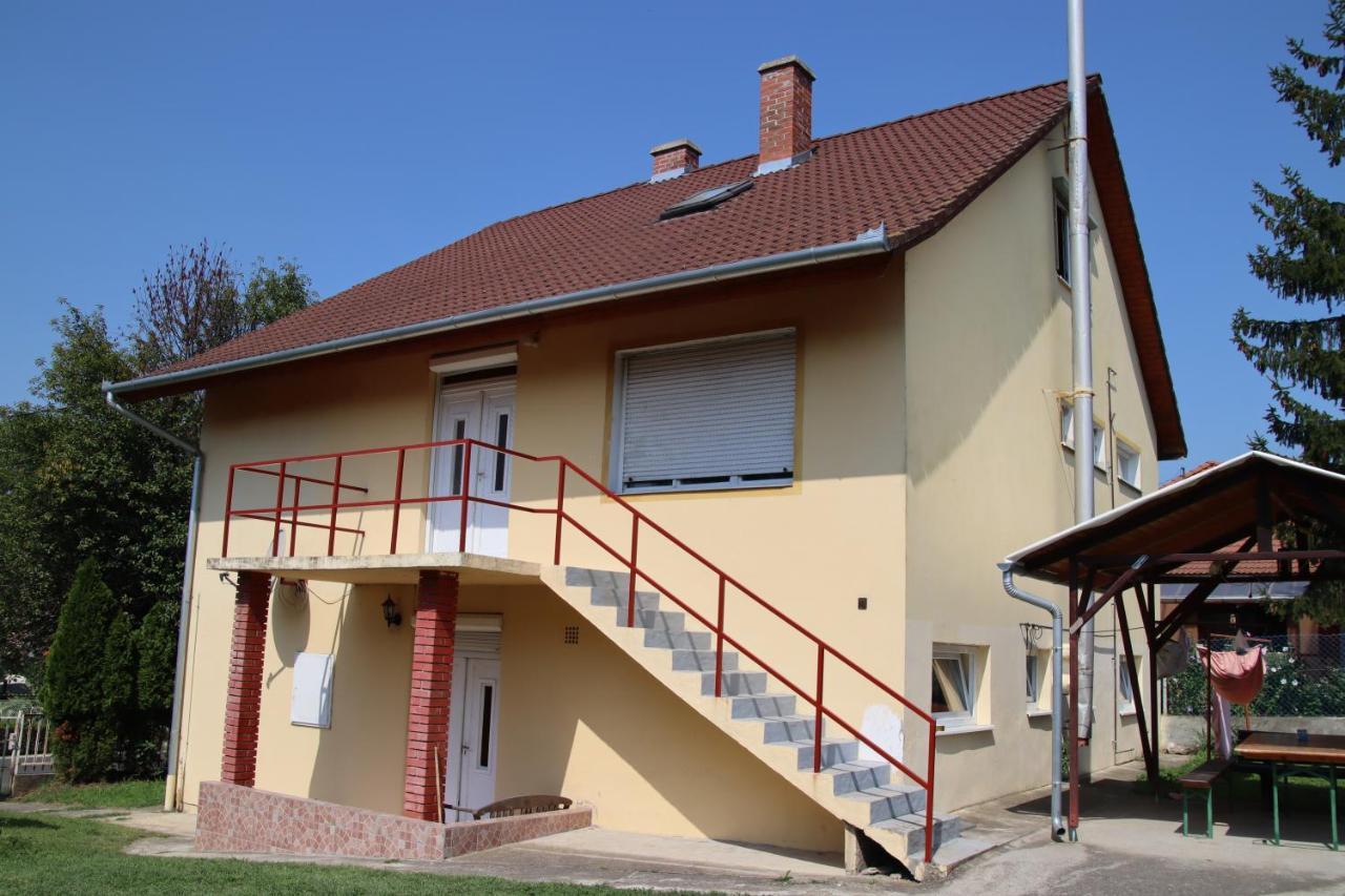 Апартаменты Grosses Ferienhaus Plattensee Balaton - Nyaralo Haz 6 Szobaval, 5 Fuerdoszobaval, 3000 Nm Szolad Экстерьер фото