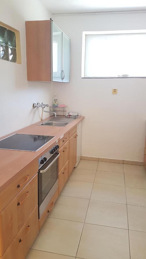 Апартаменты Grosses Ferienhaus Plattensee Balaton - Nyaralo Haz 6 Szobaval, 5 Fuerdoszobaval, 3000 Nm Szolad Экстерьер фото