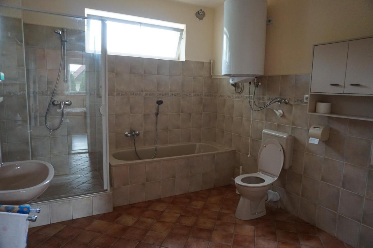 Апартаменты Grosses Ferienhaus Plattensee Balaton - Nyaralo Haz 6 Szobaval, 5 Fuerdoszobaval, 3000 Nm Szolad Экстерьер фото