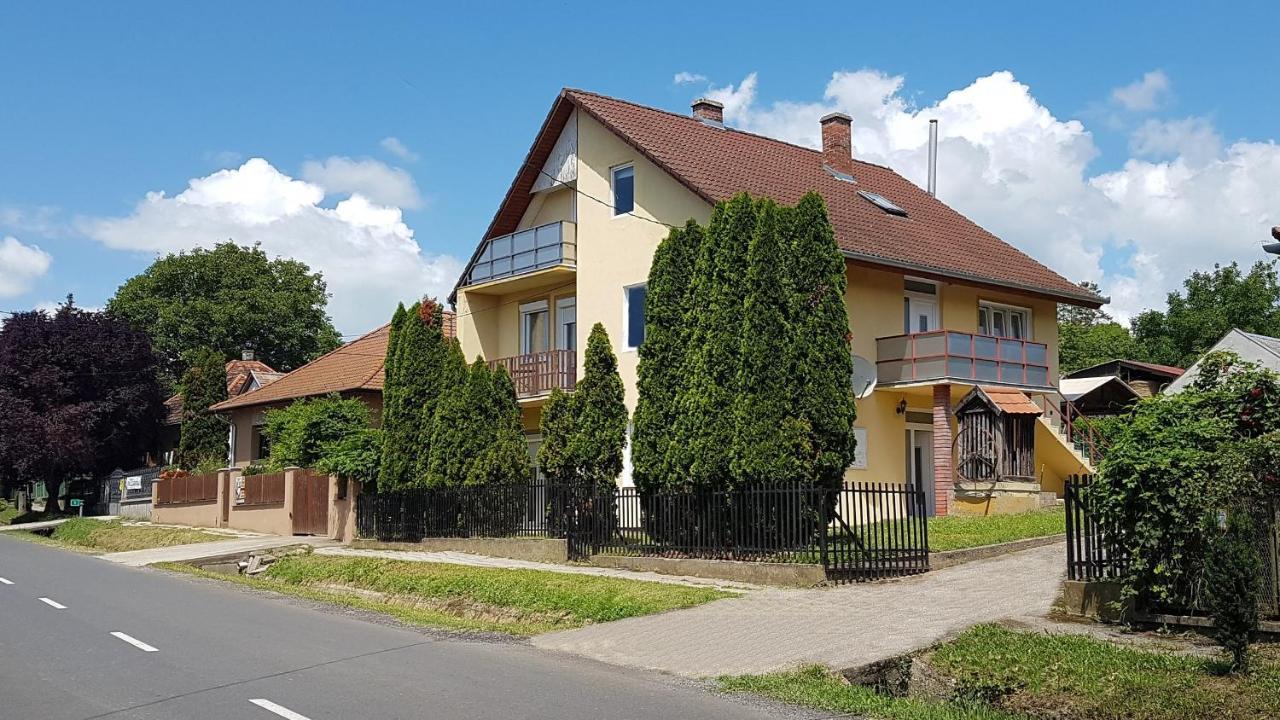 Апартаменты Grosses Ferienhaus Plattensee Balaton - Nyaralo Haz 6 Szobaval, 5 Fuerdoszobaval, 3000 Nm Szolad Экстерьер фото