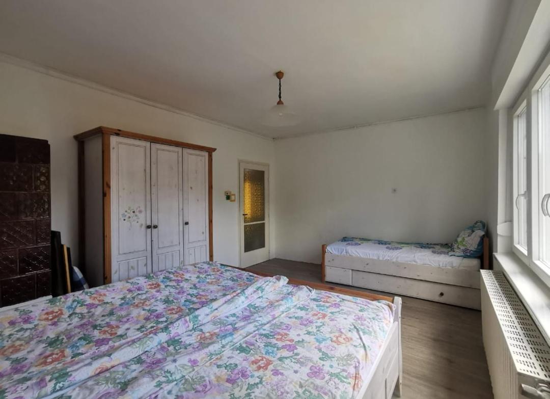 Апартаменты Grosses Ferienhaus Plattensee Balaton - Nyaralo Haz 6 Szobaval, 5 Fuerdoszobaval, 3000 Nm Szolad Экстерьер фото